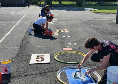 Peinture dans la cour de l'école Ovide Leroy fifty fifty mars 2022