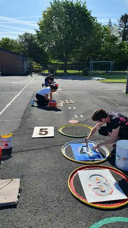 peinture cour d'école par les parents d'élèves